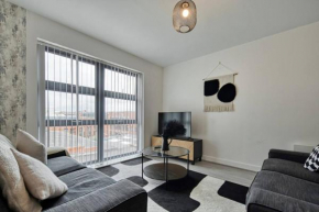 Modern 2-Bed Flat with Parking Near Central Birmingham